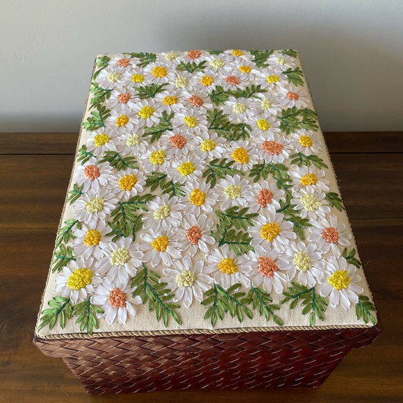Silk embroidered box with yellow daisy flora on the lids - Picture 2 of 4